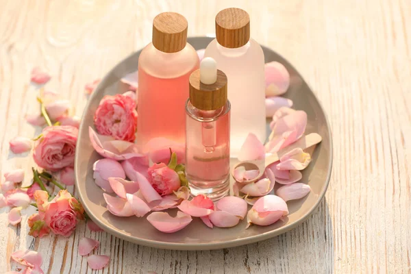 Bouteilles Huile Essentielle Rose Fleurs Sur Table Bois Blanc — Photo