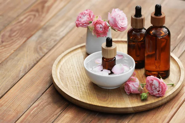 Botellas Aceite Esencial Rosa Flores Sobre Mesa Madera Espacio Para —  Fotos de Stock