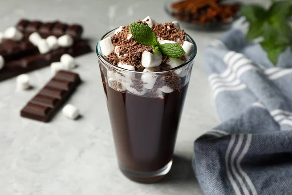 Glas Heerlijke Warme Chocolademelk Met Marshmallows Verse Munt Lichtgrijze Tafel — Stockfoto