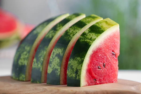 Snijdt Heerlijke Rijpe Watermeloen Houten Plank Binnen Close — Stockfoto