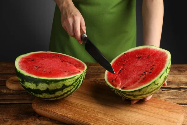Frau Schneidet Köstliche Wassermelone Holztisch Vor Dunkelgrauem Hintergrund Nahaufnahme — Stockfoto