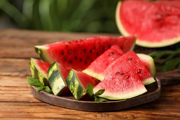 Slices Heerlijke Rijpe Watermeloen Houten Tafel Buiten — Stockfoto