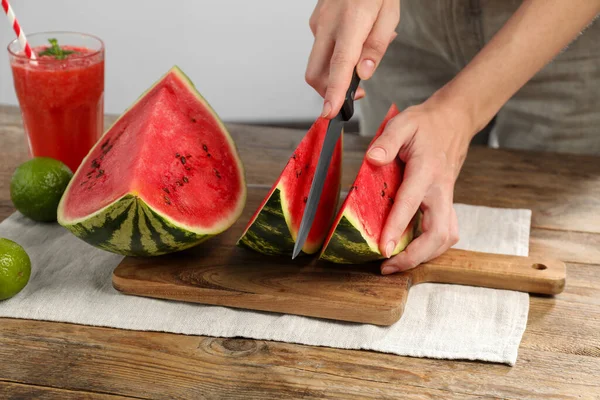 Frau Schneidet Köstliche Wassermelone Holztisch Vor Hellem Hintergrund Nahaufnahme — Stockfoto