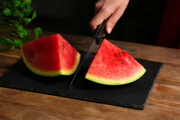 Frau Schneidet Köstliche Wassermelone Auf Schiefertafel Holztisch Nahaufnahme — Stockfoto