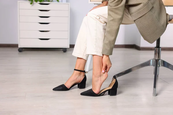 Ofiste Ayağını Ovuşturan Kadın Yakın Plan — Stok fotoğraf