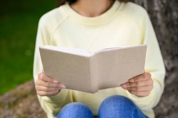 Woman Reading Book Park Closeup View — Stock Photo, Image