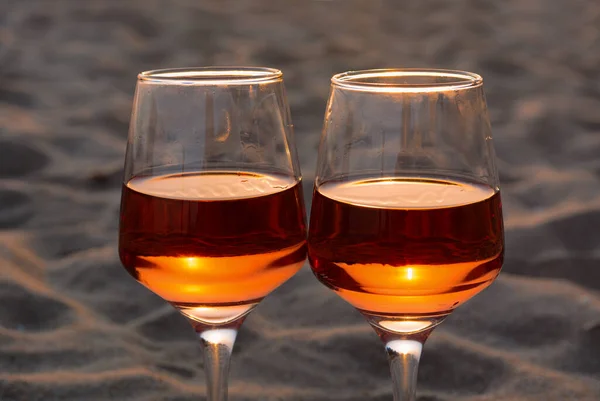 Bicchieri Vino Rosa Saporito Sabbia Primo Piano — Foto Stock