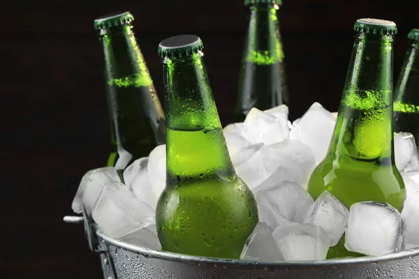 Metalleimer Mit Bierflaschen Und Eiswürfeln Auf Dunklem Hintergrund Nahaufnahme — Stockfoto