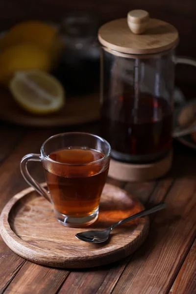 Copo Vidro Com Chá Delicioso Mesa Madeira — Fotografia de Stock