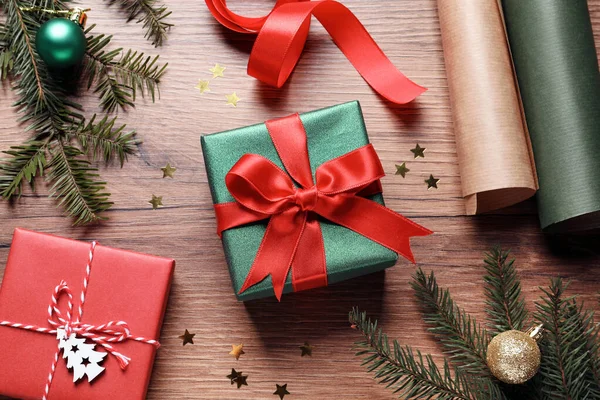 아름다운 크리스마스 상자들로 장식을 종이를 놓는다 — 스톡 사진
