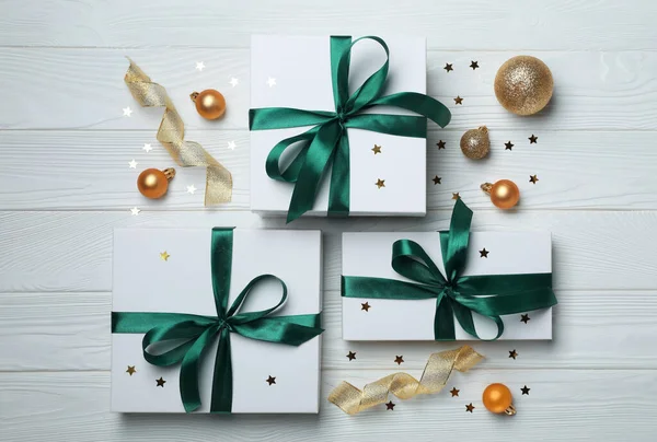 Byt Ležel Složení Krásnými Dárkovými Krabicemi Různé Vánoční Výzdoba Bílém — Stock fotografie