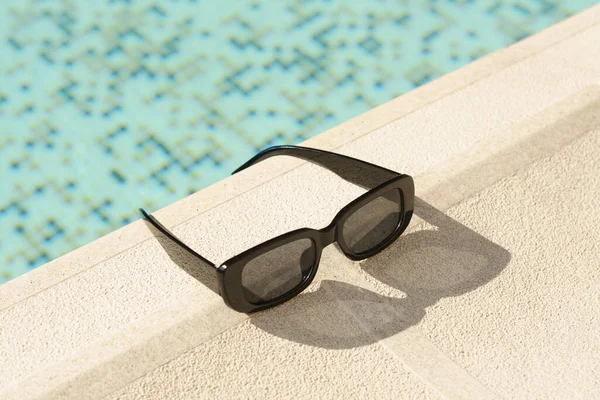 Stylové Sluneční Brýle Blízkosti Venkovního Bazénu Slunečného Dne — Stock fotografie