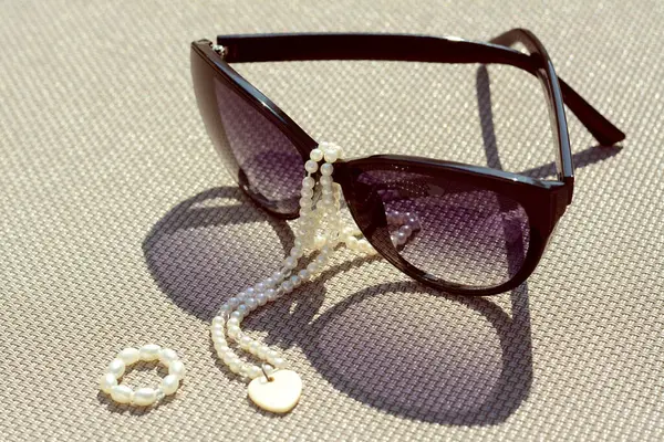 Óculos Sol Elegantes Jóias Superfície Cinza Close — Fotografia de Stock