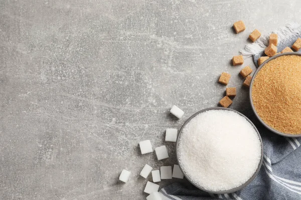 Açık Gri Masa Üzerinde Beyaz Kahverengi Şeker Düz Yatıyordu Metin — Stok fotoğraf