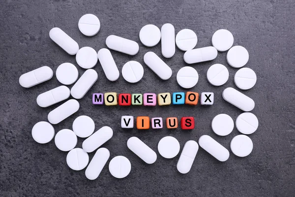 Palavras Vírus Monkeypox Feito Cubos Pílulas Mesa Cinza Flat Lay — Fotografia de Stock