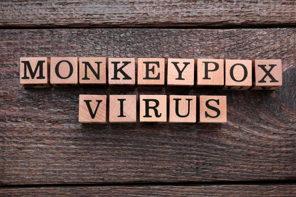 Λέξεις Monkeypox Virus Κατασκευασμένο Από Κύβους Ξύλινο Τραπέζι Επίπεδη Lay — Φωτογραφία Αρχείου