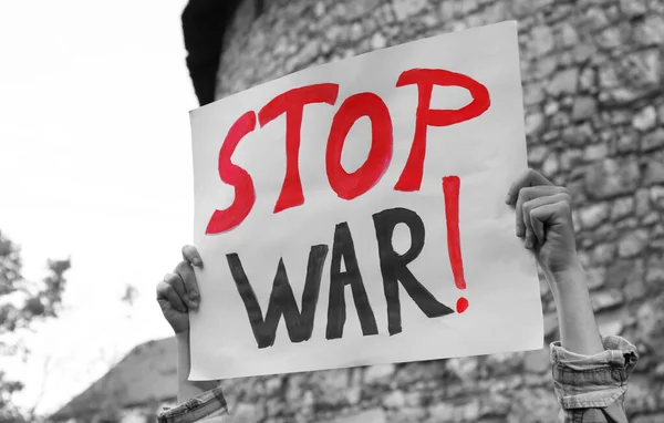 Kobieta Trzymająca Plakat Słowami Stop Wojnie Cegły Ściany Zewnątrz Zbliżenie — Zdjęcie stockowe