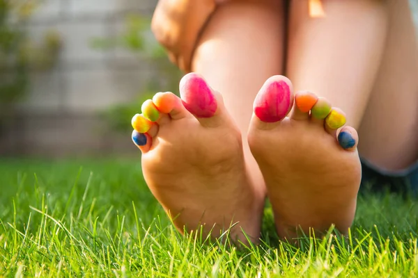 Teenage Girl Painted Toes Sitting Green Grass Outdoors Closeup — Stock Photo, Image
