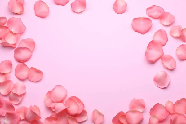 Piękne Płatki Kwiatów Róży Różowym Tle Płaskie Leżaki Miejsce Tekst — Zdjęcie stockowe