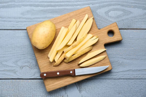 Hele Gesneden Aardappelen Met Mes Grijze Houten Tafel Bovenaanzicht Heerlijke — Stockfoto
