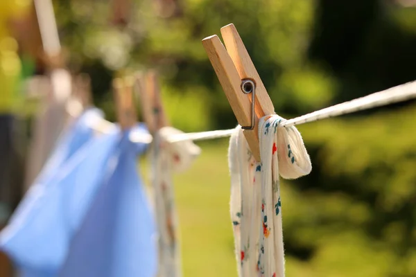 Čisté Oblečení Sušení Zahradě Detailní Záběr Zaměření Kolík — Stock fotografie