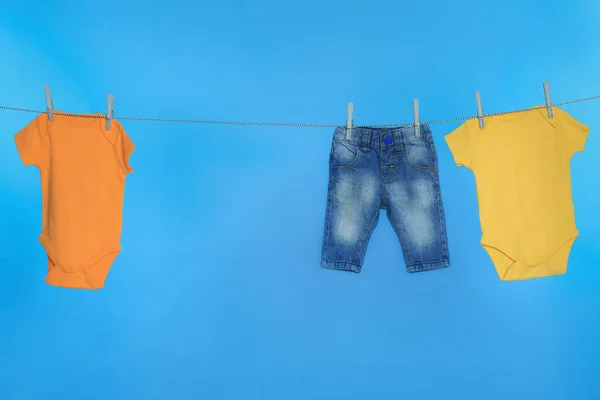 Διαφορετικά Ρούχα Του Μωρού Ξήρανση Στη Γραμμή Πλυντηρίου Έναντι Ανοιχτό — Φωτογραφία Αρχείου