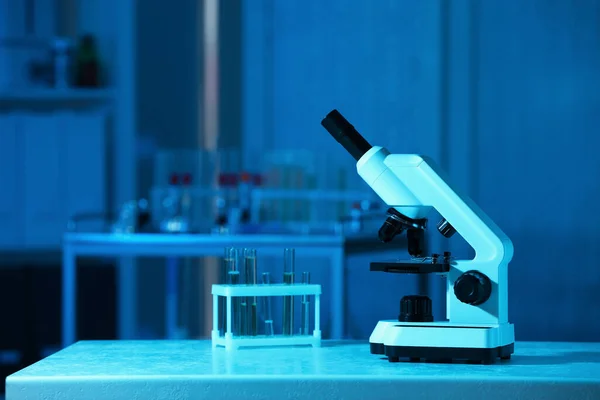 Modernt Medicinskt Mikroskop Bord Laboratorium Utrymme För Text — Stockfoto