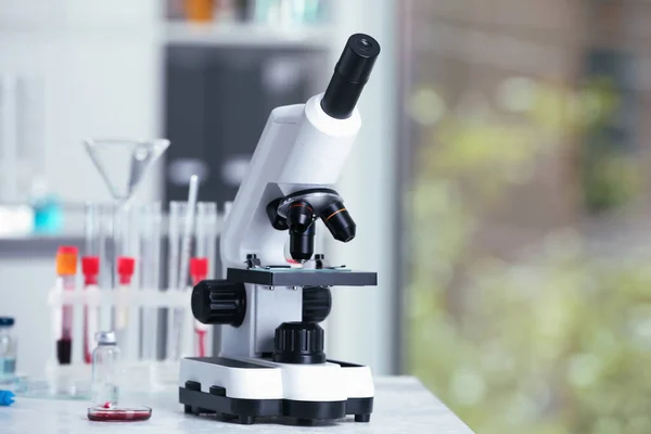 Modern Medicinsk Mikroskop Ljusgrå Bord Laboratorium Plats För Text — Stockfoto