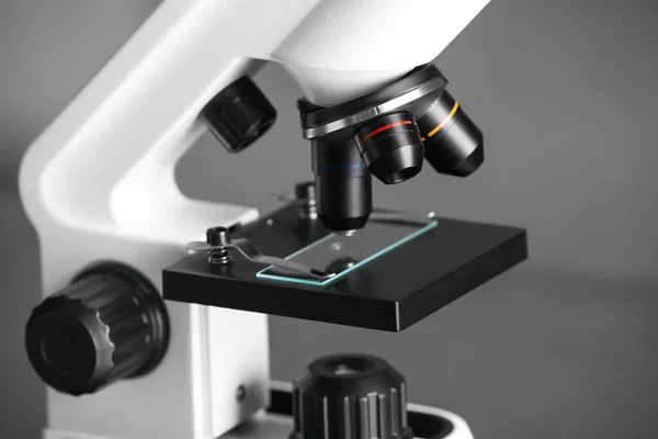 Moderne Medische Microscoop Met Glazen Dia Wazige Achtergrond Close — Stockfoto