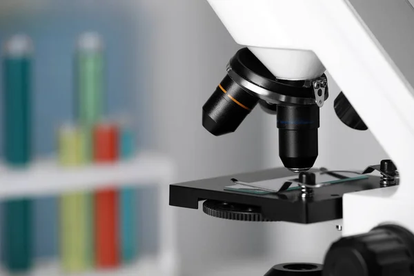 Σύγχρονο Ιατρικό Μικροσκόπιο Γυάλινη Διαφάνεια Θολή Φόντο Κοντινό Πλάνο Χώρος — Φωτογραφία Αρχείου