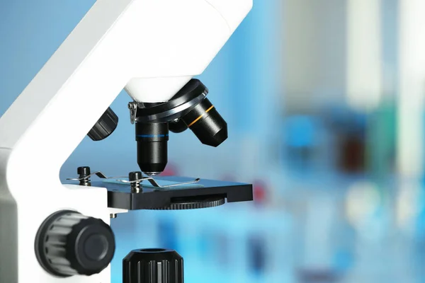 Bulanık Arka Planda Modern Tıbbi Mikroskop Yakın Plan Metin Için — Stok fotoğraf
