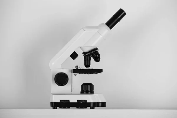 Modern Mikroszkóp Fényháttérrel Orvosi Felszerelés — Stock Fotó