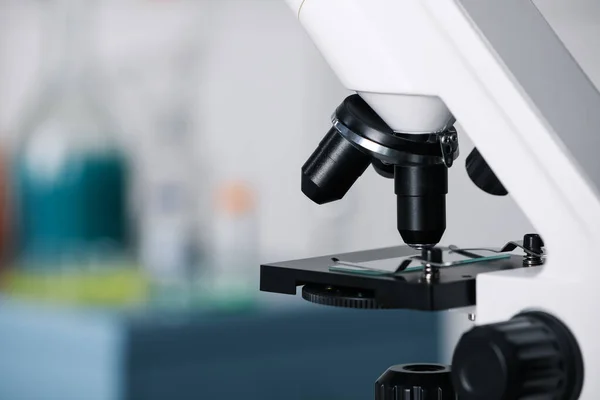 Modernt Medicinskt Mikroskop Med Glasskiva Suddig Bakgrund Närbild Plats För — Stockfoto
