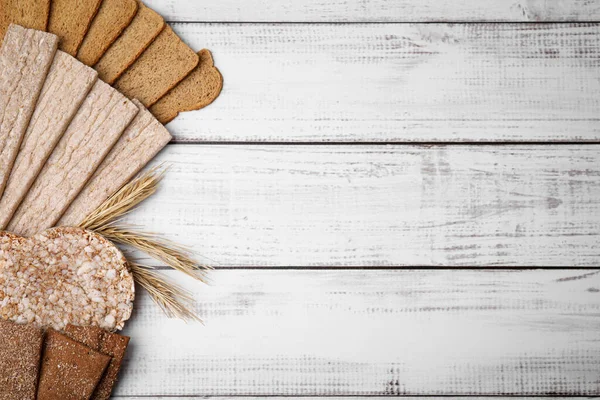 白木桌上的黑麦酥面包 米糕和芦笋 — 图库照片