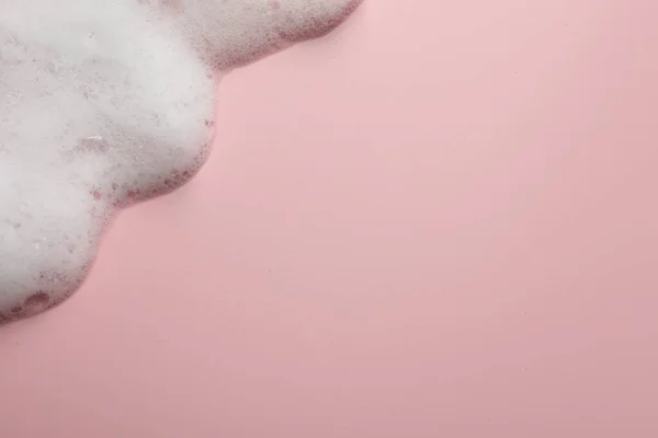 Flauschiger Seifenschaum Auf Rosa Hintergrund Draufsicht Raum Für Text — Stockfoto