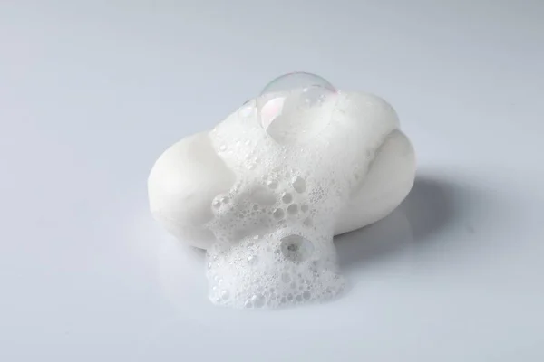 白い背景にふわふわの泡の石鹸 — ストック写真