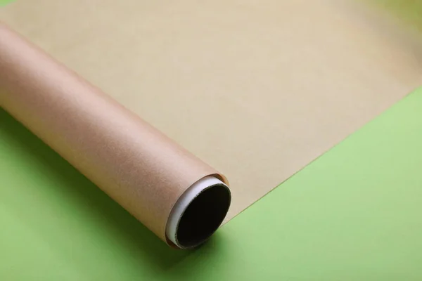 Rulla Bakning Papper Ljusgrön Bakgrund Närbild — Stockfoto