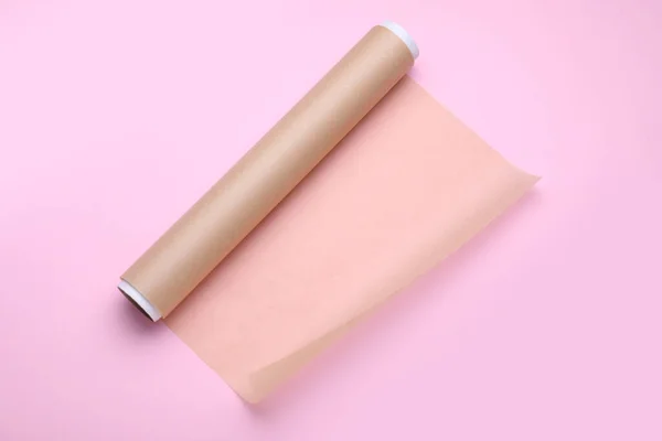 Rolo Papel Manteiga Sobre Fundo Rosa Vista Superior — Fotografia de Stock