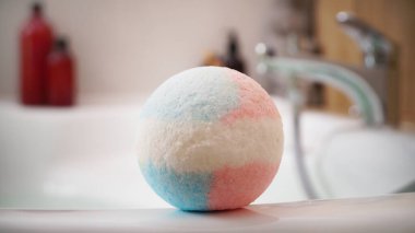 Küvette renkli bir banyo bombası. Spa ürünü