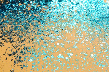 Bej arkaplanda parlak mavi parıltı