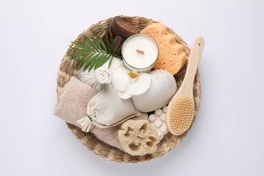 Beyaz arka planda farklı spa ürünleri olan güzel kompozisyon, üst görünüm