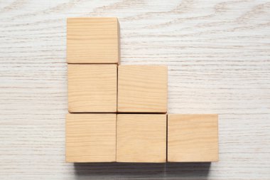 Beyaz ahşap masada boş küpler, metin için yeri olan düz bir yer. Fikir kavramı