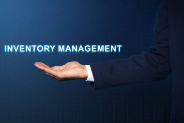 Renk arkaplanı üzerinde metin Envanter Yönetimi ile sanal ekrana dokunan adam