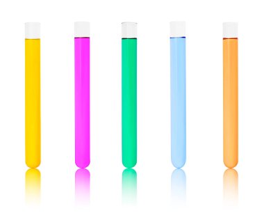 Beyaz arkaplanda renkli sıvılar bulunan test tüpleri