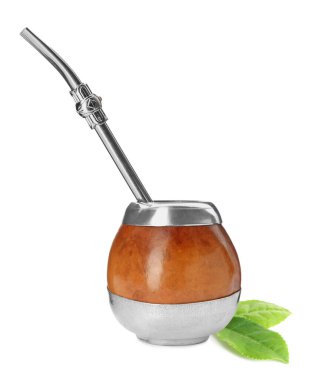 Beyaz arkaplanda yeşil yapraklar, çay ve bombilla ile kabak.