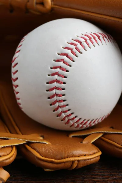 Кожаная Бейсбольная Перчатка Мячом Деревянном Столе Крупный План — стоковое фото