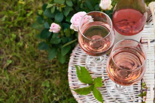 Ποτήρια Και Μπουκάλι Νόστιμο Ροζέ Κρασί Στο Καλάθι Πικνίκ Εξωτερικούς — Φωτογραφία Αρχείου