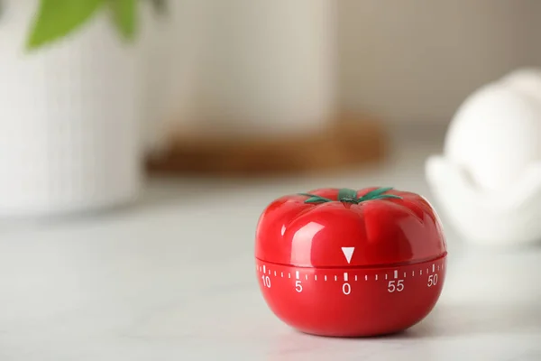厨房定时器的形状是西红柿放在白桌子上 案文的篇幅 — 图库照片