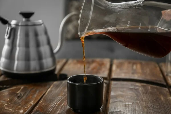 Наливание Кофе Чашку Деревянным Столом Кафе — стоковое фото