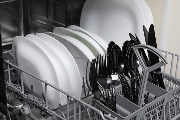 Відкрита Сучасна Посудомийна Машина Чистим Посудом Крупним Планом — стокове фото